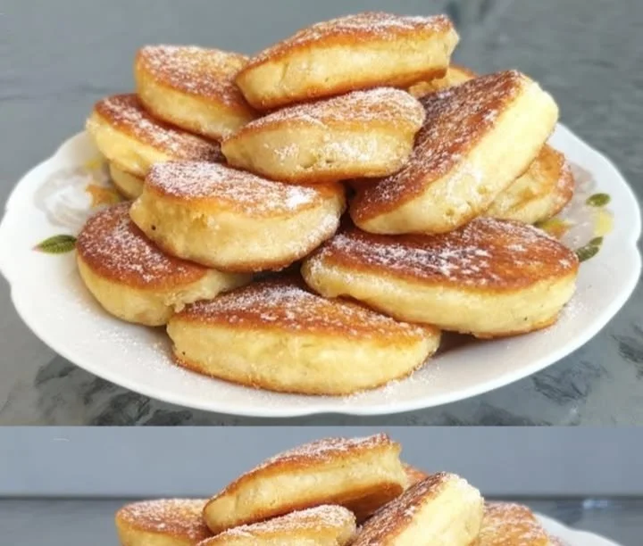 Leckere 5-Minuten-Quark-Pfannkuchen auf einem Teller serviert.