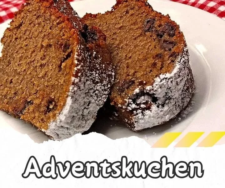 Leckere Adventskuchen für die Weihnachtszeit auf einem festlich gedeckten Tisch.