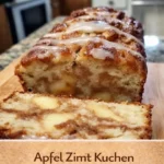 Saftiger Apfel-Zimt-Kuchen mit Zimtstangen und Äpfeln dekoriert.
