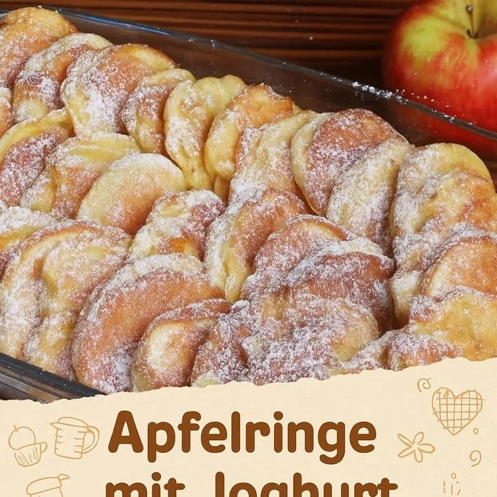 Apfelringe mit cremigem Joghurt auf einem Teller serviert