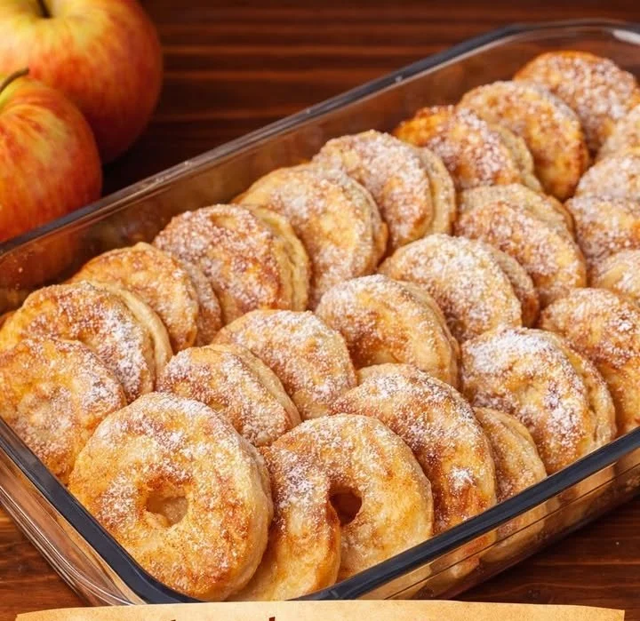 Apfelringe mit Joghurt serviert in einer weißen Schüssel