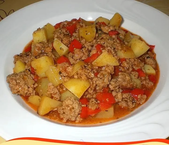 Bauerntopf mit Hackfleisch, Gemüse und Kartoffeln in einer Schüssel serviert