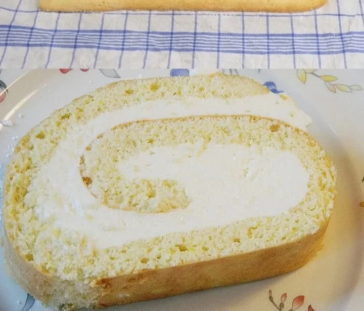 Köstliche Biskuitrolle mit Zitronen auf einem Teller serviert