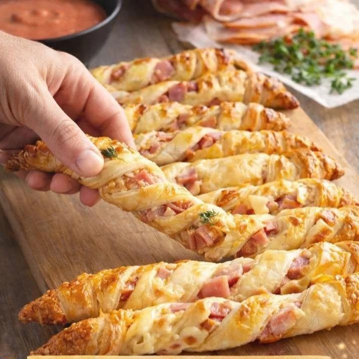 Blätterteig Stangen mit Schinken und Käse, frisch aus dem Ofen