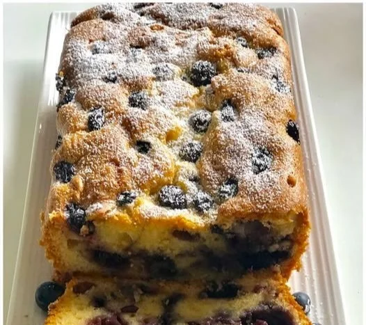 Saftiger Blaubeer-Rührkuchen mit frischen Blaubeeren und einer köstlichen Glasur
