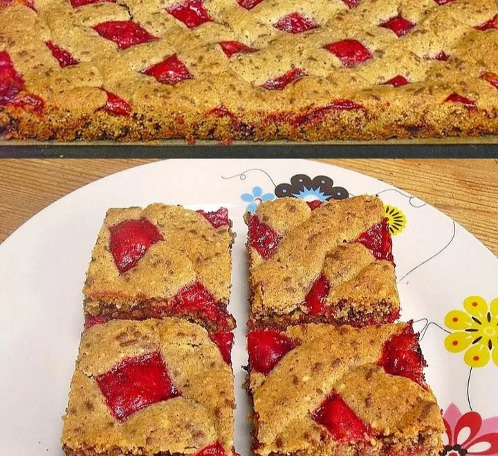 Blitzschnelle Linzer Schnitten mit Marmelade und Nüssen auf einem Teller