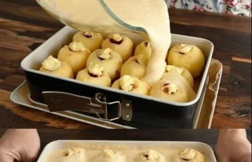 Leckere Stücke von Bratapfelkuchen auf einem Teller