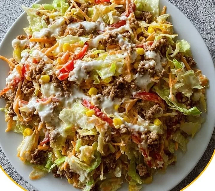 Bunter Hackfleisch-Salat auf einem grauen Teller mit frischem Gemüse