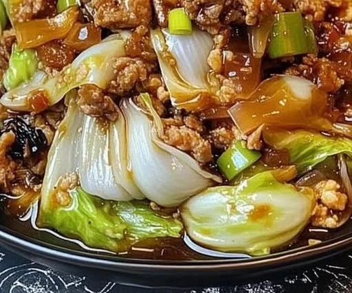 Gericht aus Chinakohl und Hackfleisch auf einem Teller