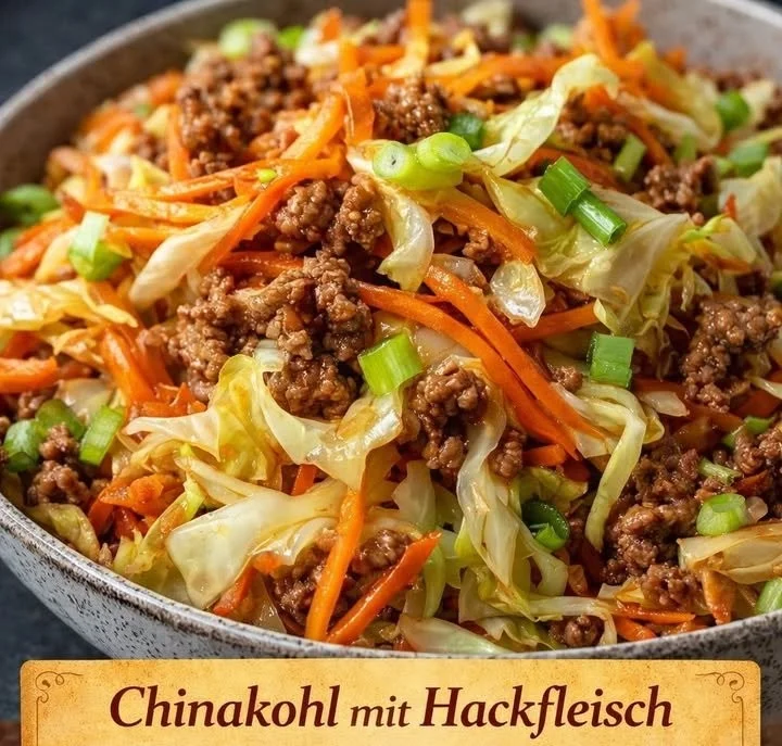 Leckeres Gericht mit Chinakohl und Hackfleisch auf einem Teller serviert