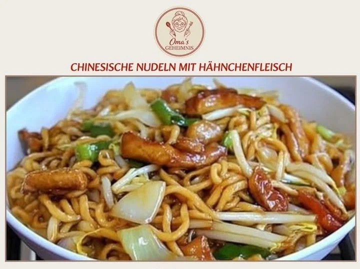 Chinesische Nudeln mit Hühnchenfleisch auf einem Teller serviert