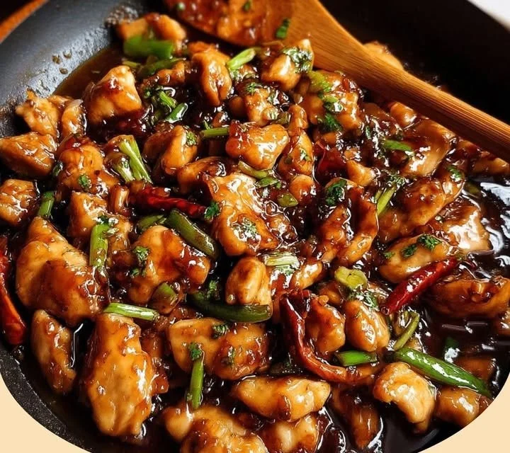 Schüssel mit Chinesischem Hühnchen in Knoblauchsauce serviert mit Reis.