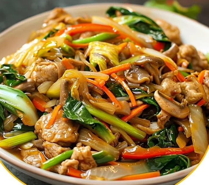 Eine Schüssel mit klassischem und schnell zubereitetem Chop Suey