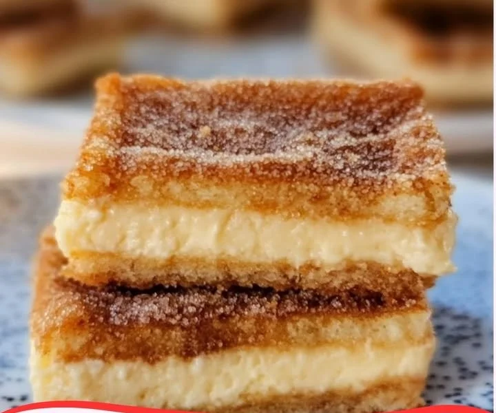 Leckere Churro-Käsekuchen-Häppchen auf einem Teller serviert