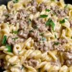 Cremige Alfredo-Pasta mit Hackfleisch in einer Schüssel serviert