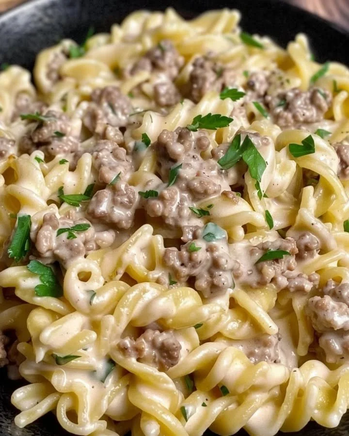 Cremige Alfredo-Pasta mit Hackfleisch in einer Schüssel serviert