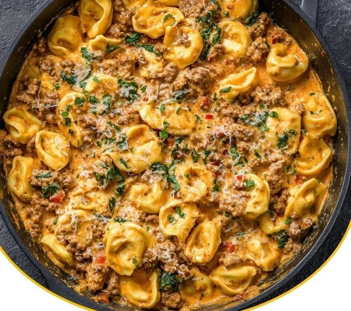 Cremige Tortellini-Pfanne mit würzigem Hack in einer Pfanne serviert.