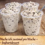 Cremiges Joghurt-Dessert mit Schokoladensoße und fruchtigem Belag