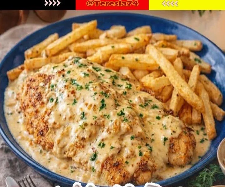 Cremiges Knoblauch-Hähnchen mit knusprigen Ofenpommes auf einem Teller