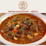 Schüssel mit deftiger Gulaschsuppe, serviert mit frischem Brot.