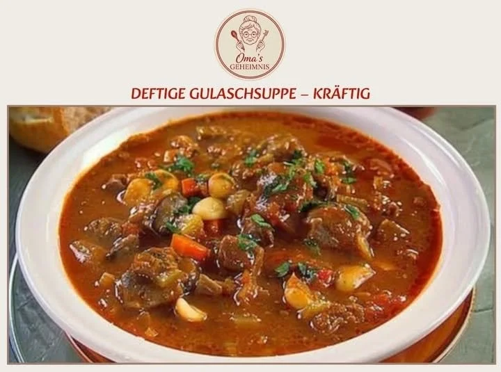 Schüssel mit deftiger Gulaschsuppe, serviert mit frischem Brot.