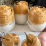 Erfrischender Eiskaffee mit Sahne und Eiswürfeln