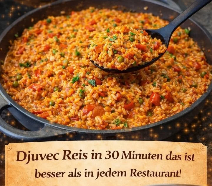 Djuvec-Reis in einer bunten Schüssel, zubereitet mit Gemüse und Gewürzen