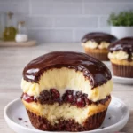 Leckere Donauwellen-Muffins mit Schokolade und Kirschen