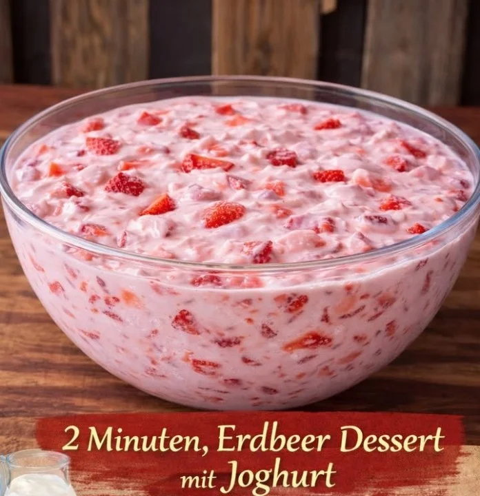 Leckeres Erdbeer Joghurtdessert in einer Schüssel, garniert mit frischen Erdbeeren.