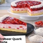 Erdbeer-Quark-Torte mit frischen Erdbeeren und Quarkcreme, dekoriert für ein Fest.