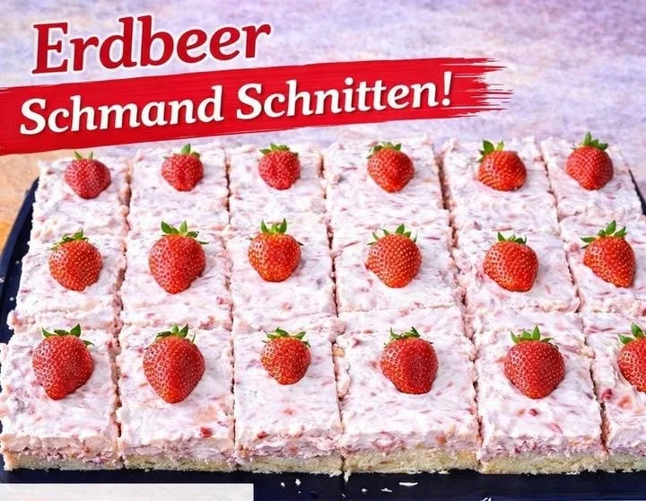 Erdbeer Schmand Schnitten auf einem Teller, dekoriert mit frischen Erdbeeren.