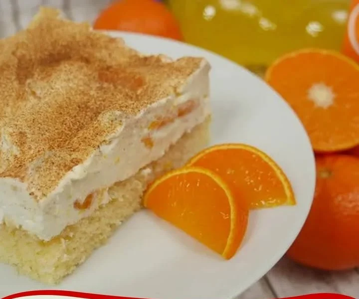 Fantakuchen mit Mandarinen-Schmand auf einem Teller serviert