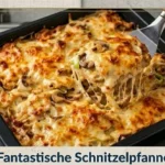 Fantastische Schnitzelpfanne in Schmandsoße serviert auf einem Teller