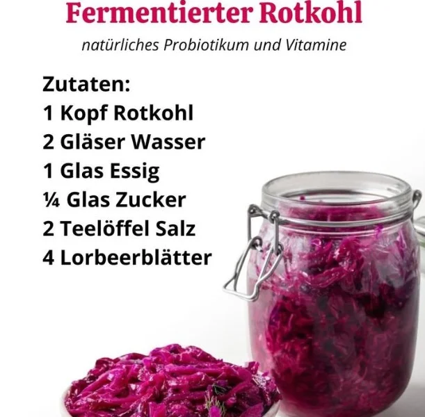 Schüssel mit fermentiertem Rotkohl als gesunde Beilage