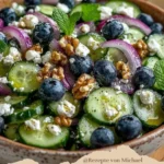 Frischer Gurken-Blaubeer-Salat mit knackigen Gurken und süßen Blaubeeren