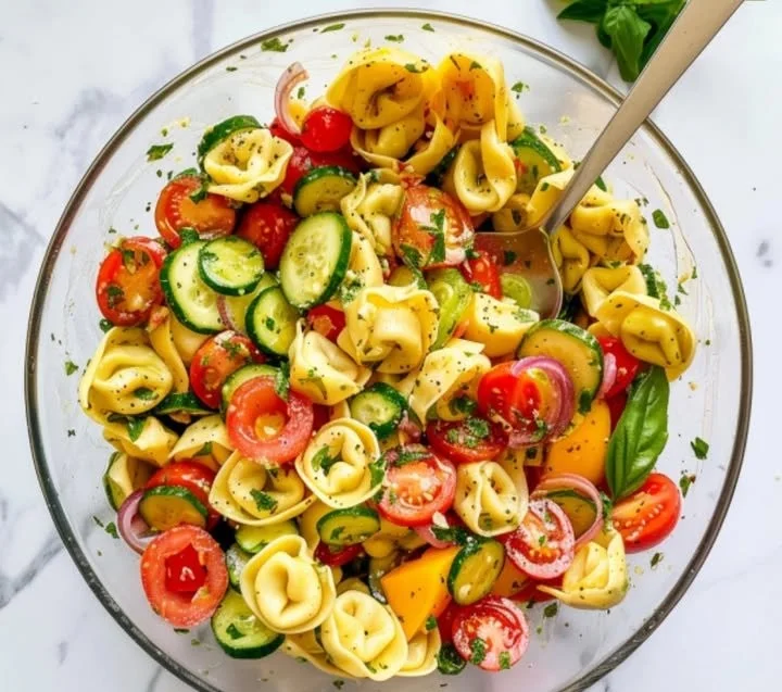 Frischer Tortellinisalat mit buntem Gemüse und Dressing