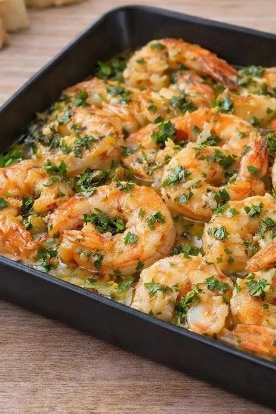 Ein Bild von saftigen Garnelen-Scampi in einer aromatischen Knoblauchsoße