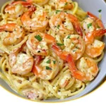 Garnelen-Spaghetti mit Knoblauch-Frischkäsesauce serviert in einer Schüssel