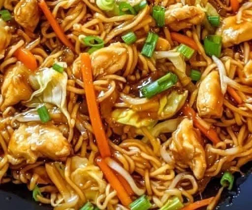 Leckere gebratene Nudeln mit frischem Gemüse und Sojasauce