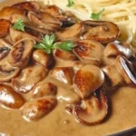 Schüssel mit Champignons Jägersoße auf einem Tisch
