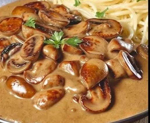 Schüssel mit Champignons Jägersoße auf einem Tisch