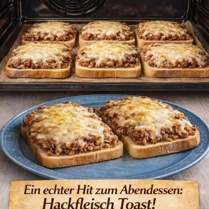 Leckerer Hackfleisch-Toast mit Käse und frischen Zutaten garniert.