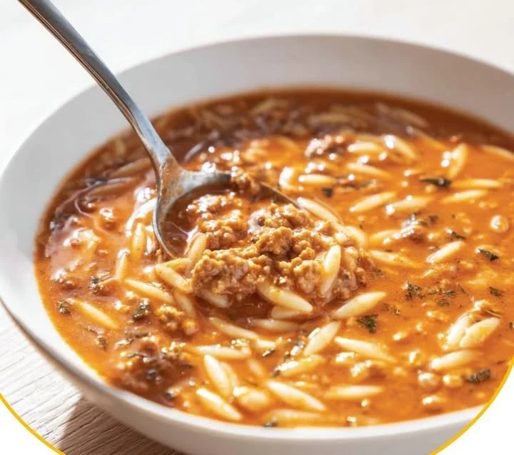 Herzhafte Kritharaki Suppe mit veganem Hack in einer Schüssel