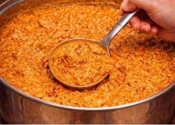 Cremige und herzhafte Hexensuppe im Topf serviert