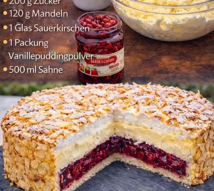 Himmelstorte mit Sauerkirschen, ein köstlicher und himmlischer Dessertgenuss.
