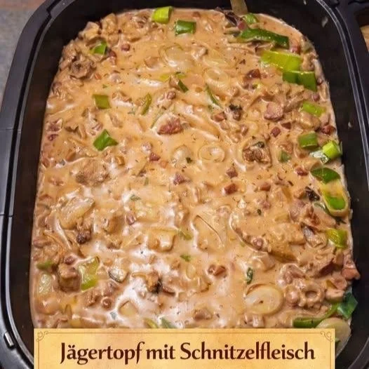 Traditioneller Jägerschmaus mit Wildfleisch und Beilagen