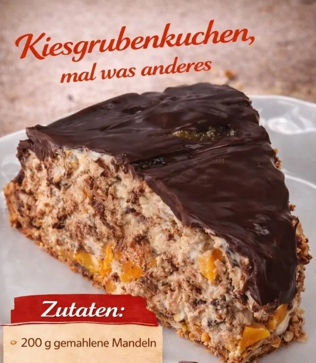 Kiesgrubenkuchen auf einem Teller, verziert mit frischem Obst und Sahne