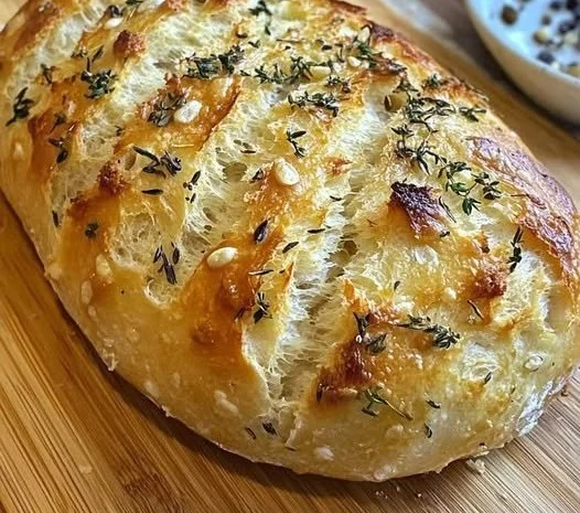 Leckeres Knoblauchbrot ohne Kneten auf einem Holzbrett serviert.