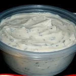 Hausgemachter Knoblauchdip in einer Schüssel mit frischem Brot