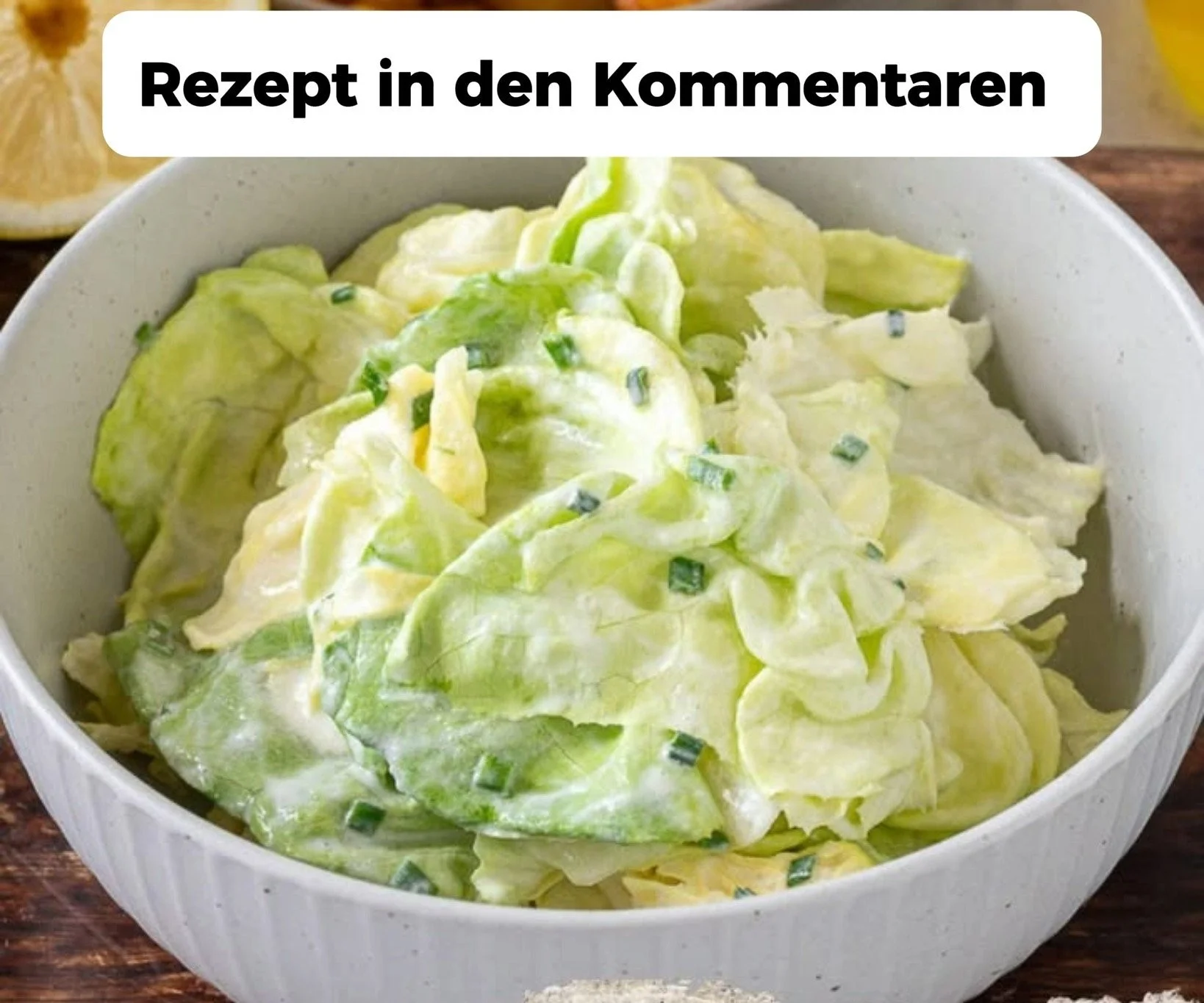 Kopfsalat mit Omas Sahne-Zitronen-Dressing auf einem Teller serviert